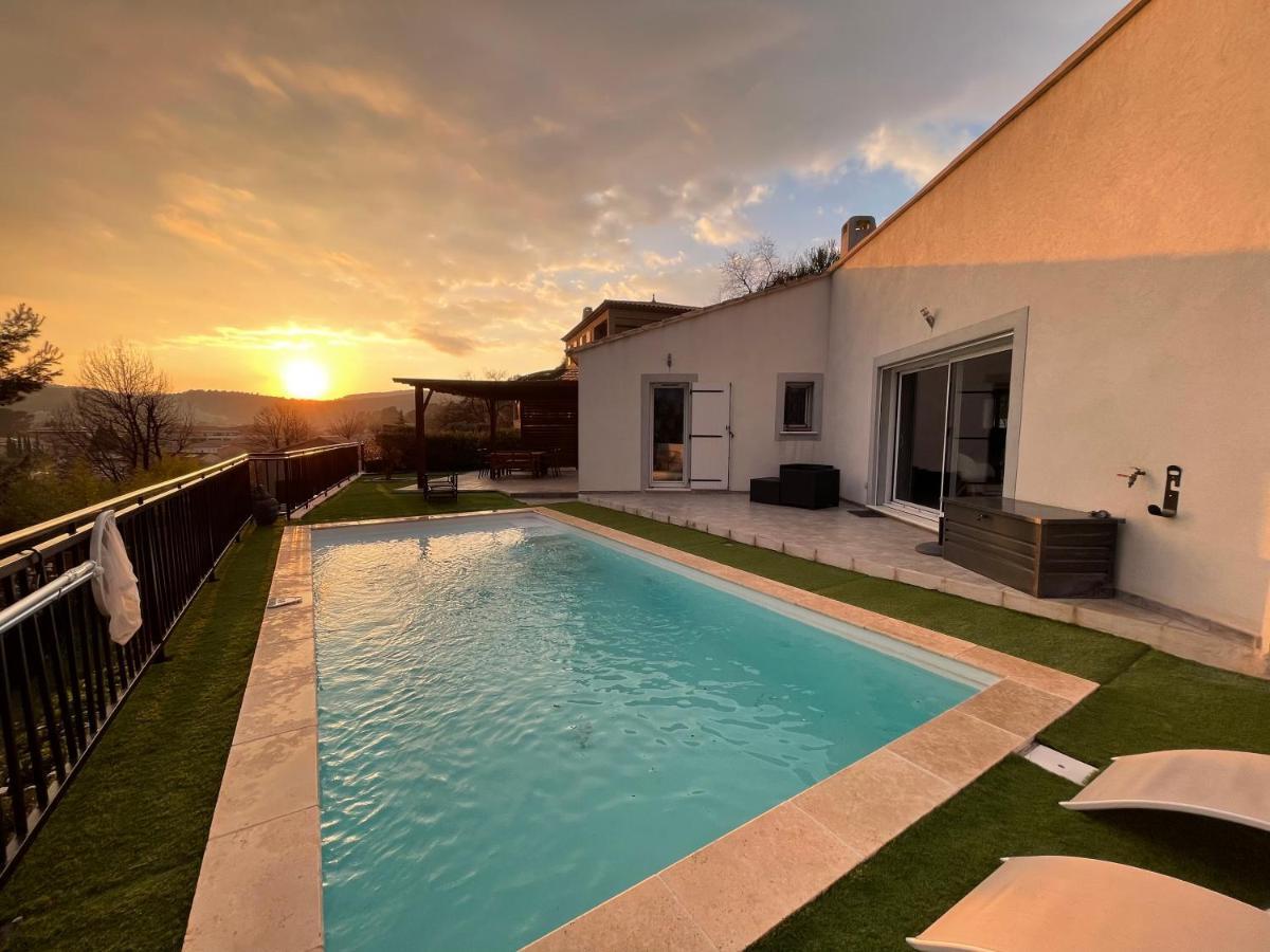 Villa Avec Piscine Cuers Exterior photo